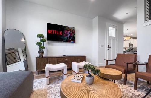 University Hills and Windsor Park Casa | Mins 2 Formula 1 Lux Retreat
