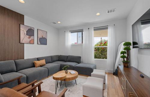 University Hills and Windsor Park Casa | Mins 2 Formula 1 Lux Retreat