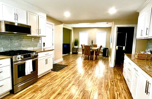 Springfield Condominio | Mins from MGM, Downtown springfield, Mercy and Baystate Medical center.