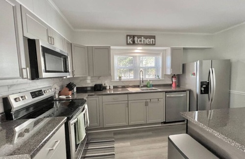 Colfax Casa | Mins from PTI Airport/Triad Park/market