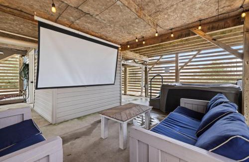 Nags Head Casa | Mins to Beach Hot Tub Outdoor Projector BBQ Grill