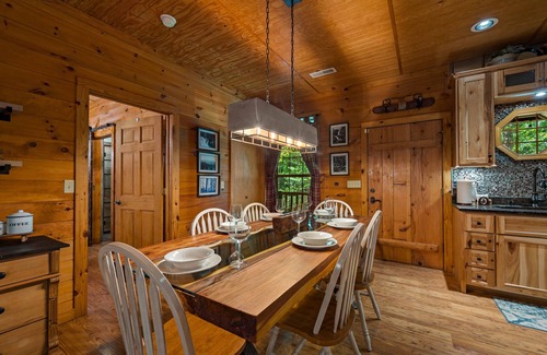Townsend Cabina | Mins to Cade's Cove! Dreamy Cabin and Outdoor Oasis! Hot Tub & Firepit!