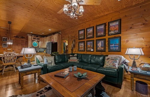 Townsend Cabina | Mins to Cade's Cove! Dreamy Cabin and Outdoor Oasis! Hot Tub & Firepit!