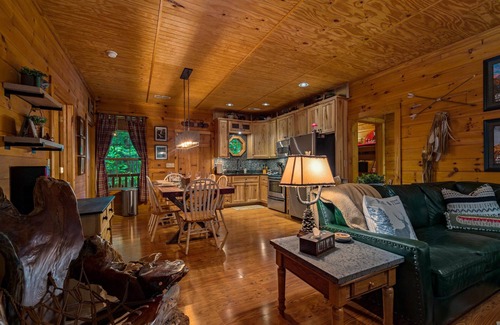 Townsend Cabina | Mins to Cade's Cove! Dreamy Cabin and Outdoor Oasis! Hot Tub & Firepit!