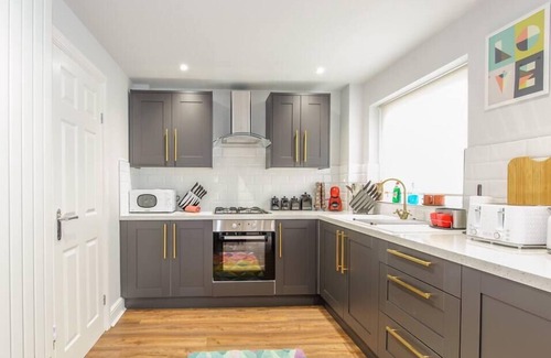 Nottingham Casa | Mins to City Center Modern House Free parking WiFi