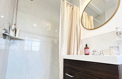 Southwest Anaheim Casa | Mins to Disneyland! Equipped Guest Suite - Sleeps 5