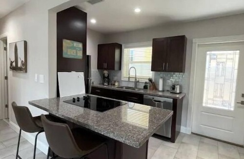 Downtown Fort Lauderdale Casa | Mins to downtown/airport, backyard & free parking