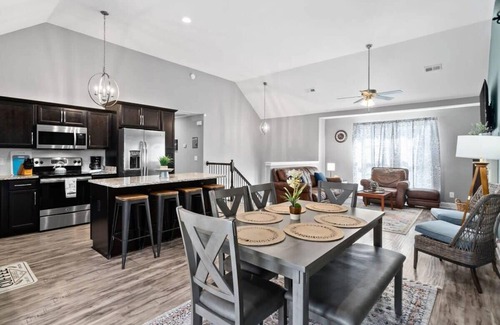 Clarksville Casa | Mins to Downtown & Ft. Campbell - Lux at Lancelot