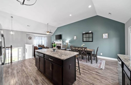 Clarksville Casa | Mins to Downtown & Ft. Campbell - Lux at Lancelot
