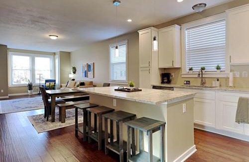 Indianapolis Casa | Mins to Downtown & Raceway Rookwood Retreat 1 & 2