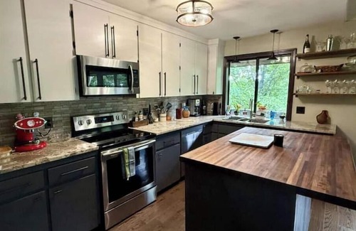 Laurel Park Cabina | Mins to HendersonvilleDeck ViewsGrillFireplace