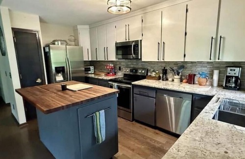 Laurel Park Cabina | Mins to HendersonvilleDeck ViewsGrillFireplace