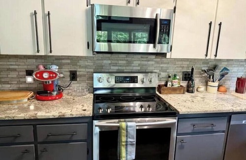 Laurel Park Cabina | Mins to HendersonvilleDeck ViewsGrillFireplace
