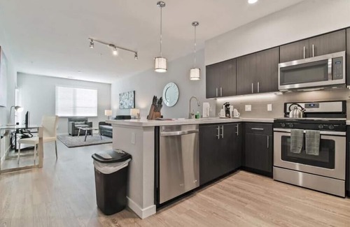 University City Apartamento | Mins to La Jolla Cove | Yoga w/ Outdoor Studio | University City