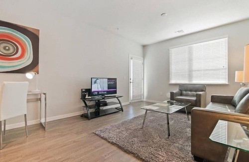 University City Apartamento | Mins to La Jolla Cove | Yoga w/ Outdoor Studio | University City