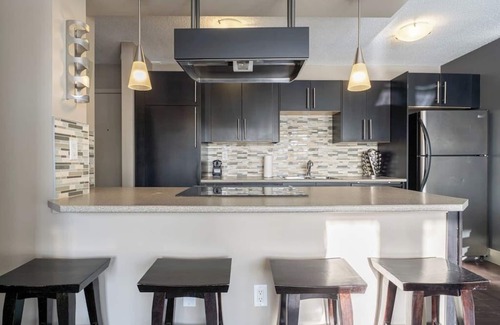 Southwest Calgary Apartamento | Mins to Stampede | Parking | Central DT Condo