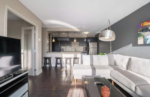 Southwest Calgary Apartamento | Mins to Stampede | Parking | Central DT Condo