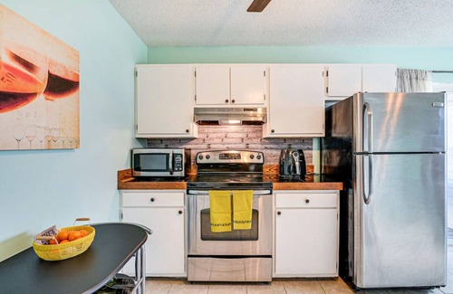 Surfside Beach Apartamento | Mins to the Beach! - Pool - Screened Porch - Free Parking