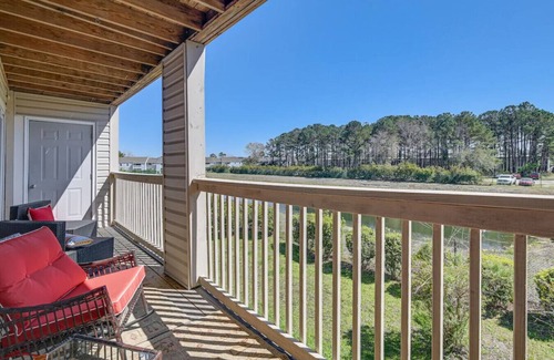 Surfside Beach Apartamento | Mins to the Beach! - Pool - Screened Porch - Free Parking