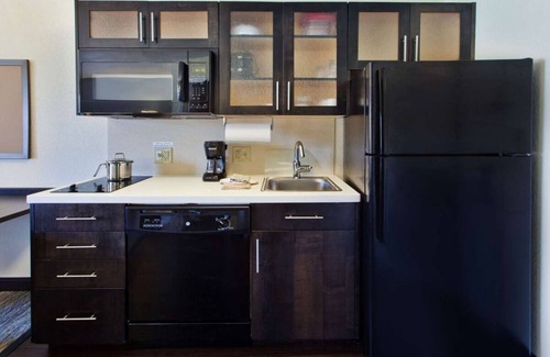 Memorial Hotel | Minutes away from Houston Zoo! Pets Allowed! Wheelchair-accessible! Gym! BBQ!