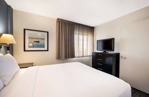 Memorial Hotel | Minutes away from Houston Zoo! Pets Allowed! Wheelchair-accessible! Gym! BBQ!