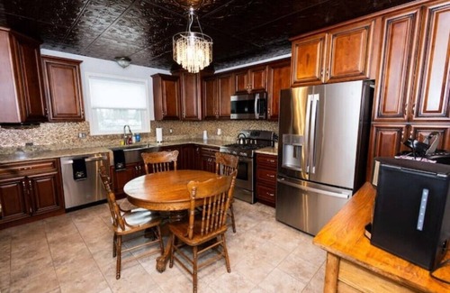 Roseville Casa | minutes away from Lake St. Clair parking for boats/trailers weekly/monthly rates