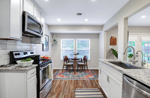 North San Antonio - SAT Casa | Minutes from 6 Flags/Med Ctr/Airport ~ Big Backyd, Quiet Street, 1 King~2 Queens