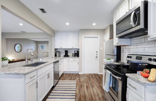 North San Antonio - SAT Casa | Minutes from 6 Flags/Med Ctr/Airport ~ Big Backyd, Quiet Street, 1 King~2 Queens