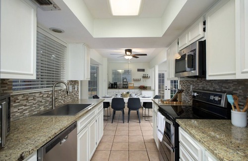 North San Antonio - SAT Casa | Minutes from airport, hot tub, pool, mini golf, game room