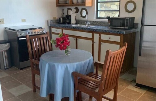Maho Bay Quarter Apartamento | A minutos de las playas y senderos del Parque Nacional, con un amplio dormitorio.