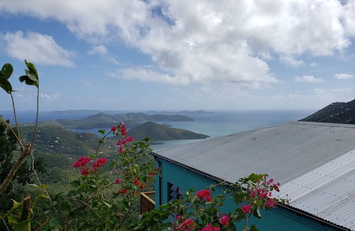 Maho Bay Quarter Apartamento | A minutos de las playas y senderos del Parque Nacional, con un amplio dormitorio.
