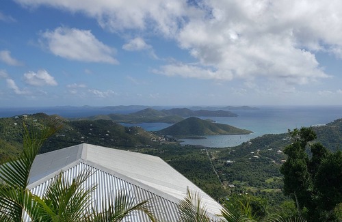 Maho Bay Quarter Apartamento | A minutos de las playas y senderos del Parque Nacional, con un amplio dormitorio.