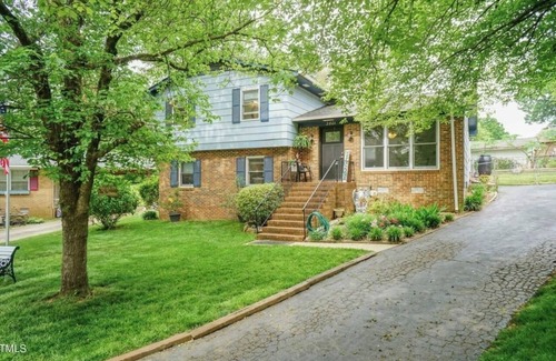 Northeast Raleigh Casa | Minutes from Downtown, Private pool, Lvl 2 EV, Fire Pit, 3 King, 1 Queen,