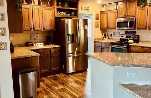 Oakley Casa | Minutes from Downtown Asheville/Biltmore House, w/ Screened Porch/Bon Fire Pit!