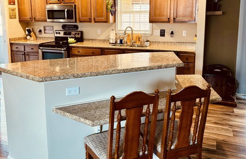 Oakley Casa | Minutes from Downtown Asheville/Biltmore House, w/ Screened Porch/Bon Fire Pit!