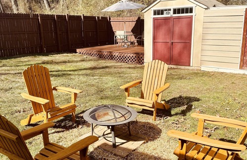 Oakley Casa | Minutes from Downtown Asheville/Biltmore House, w/ Screened Porch/Bon Fire Pit!
