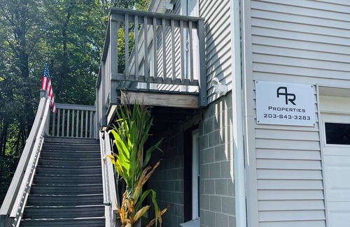 Bethany Apartamento | Quiet setting, not far from where you need to be!