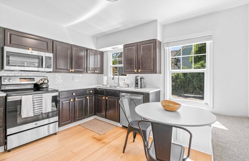 Newberg Cabaña | Minutes from oregon wine country and walking distance from George Fox University
