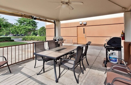 Horsham Casa | Minutes from Wings of Freedom Aviation Museum! Free Parking, Pets Allowed