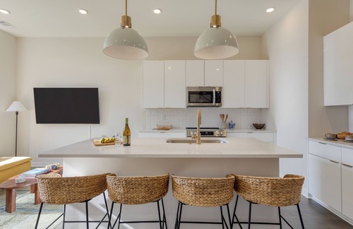 East Bank Casa | Minutes to Broadway | Chic Newly Built 4BDR w/ Balcony | 98 Degrees by AvantStay