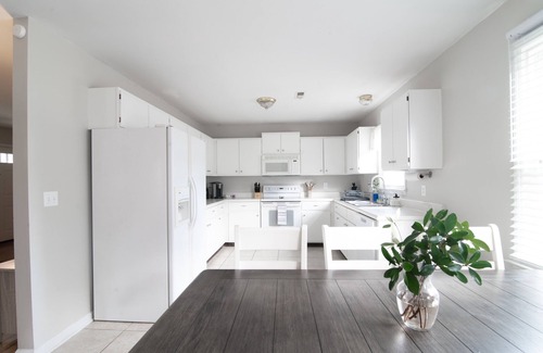 Apex Casa | Minutes to downtown Apex! Freshly renovated! Sleeps up to 8! Big backyard!