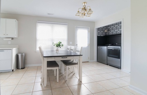 Apex Casa | Minutes to downtown Apex! Freshly renovated! Sleeps up to 8! Big backyard!