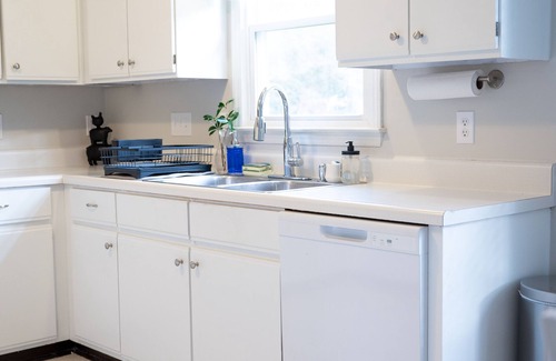 Apex Casa | Minutes to downtown Apex! Freshly renovated! Sleeps up to 8! Big backyard!
