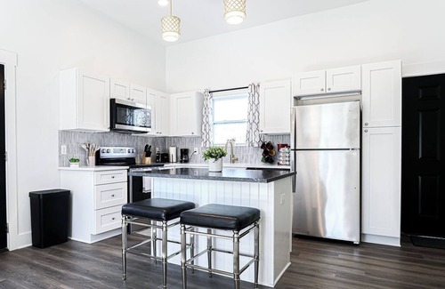 Eastside Apartamento | Minutes to EVERYTHING! No Cleaning Fee!
