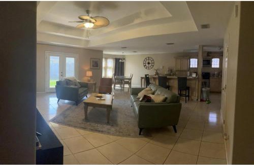 Pharr Casa | Minutes to Shopping, Dining and Fun Family Stay - Sleeps 6