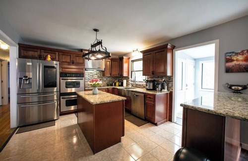 East Stroudsburg Casa | Minutes to ski Mountains, Hot-Tub & Sauna Getaway