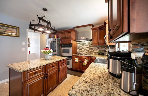 East Stroudsburg Casa | Minutes to ski Mountains, Hot-Tub & Sauna Getaway