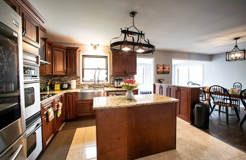 East Stroudsburg Casa | Minutes to ski Mountains, Hot-Tub & Sauna Getaway