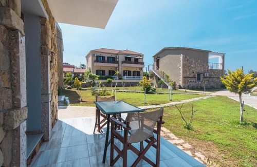 Arillas Apartamento | 'Mirage Arillas Estudio Tipo B14' con vistas al mar, piscina compartida y Wi-Fi