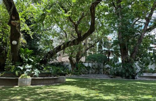 Bagong Lipunan Ng Crame Casa | MIRANAMIN NEST Elegant Home in MiraNila Heritage Compound, Pet Friendly, with Rooftop, Kitchens - Perfect for Reunions, Team Building